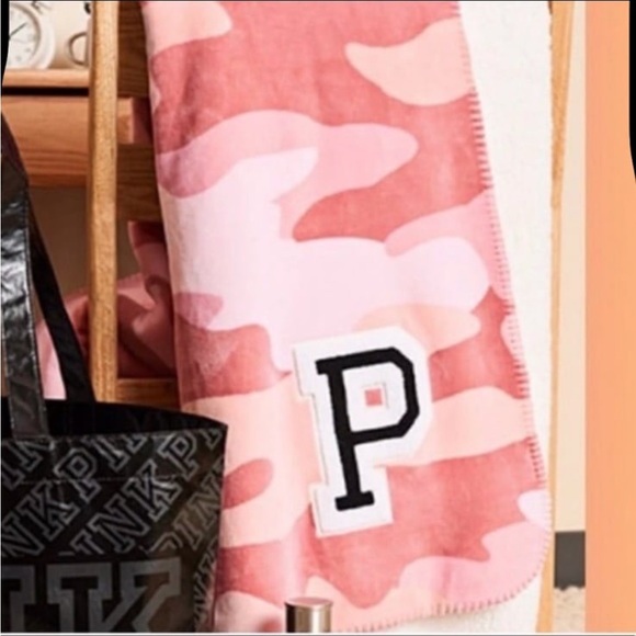 Victoria’s Secret PINK Pink Camo Sherpa Throw Blanket *RARE* - Picture 1 of 5